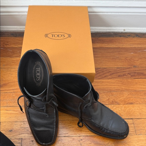 Tod\'s Black Leather Chukka Boots with Lace-Up Closure